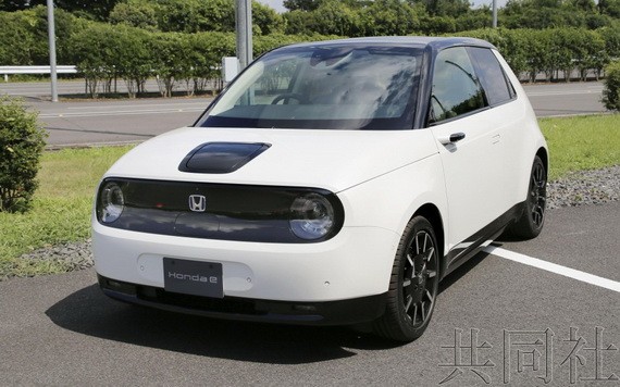 本田汽車即將推出首款電動車Honda e，標榜都會區代步，預計10月30日正式發售。（圖源：共同社）