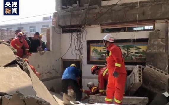 消防救援人員在坍塌現場施救。（圖源：視頻截圖）