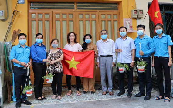 公寓居民獲贈送國旗和盆栽。