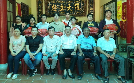 獲今年獎助學金的大中學生與二府會館理事們合影留念。