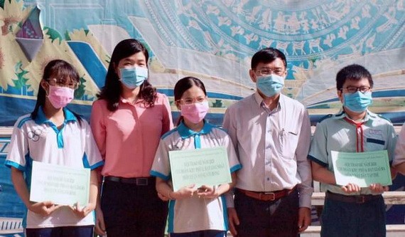 華優秀生頒發2020學年助學金。