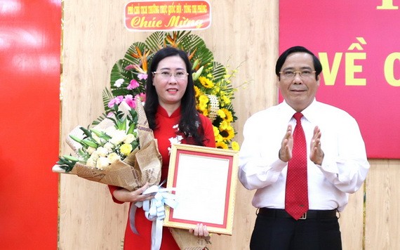 新任廣義省委書記裴氏瓊雲（左）接領人事委任《決定》。（圖源：廣義報）