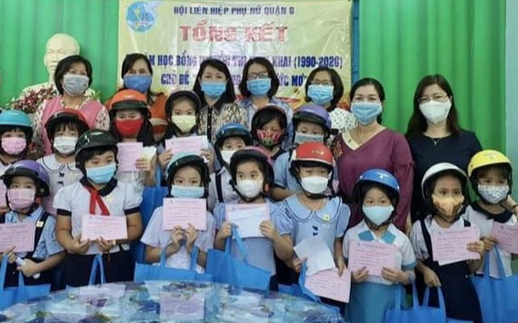 第六郡婦聯會代表向清貧越、華學生頒發阮氏明開助學金。