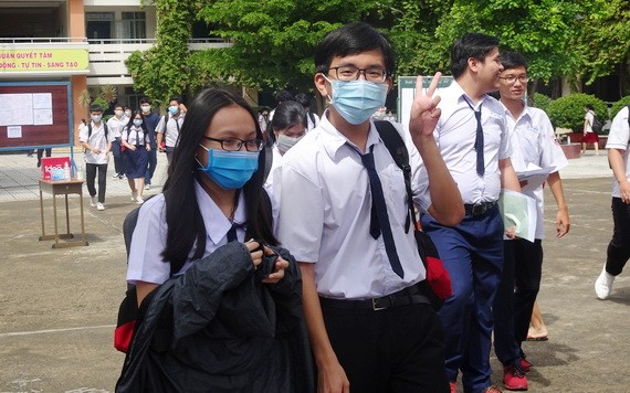 參加高中畢業試的考生。（圖源：秋心）