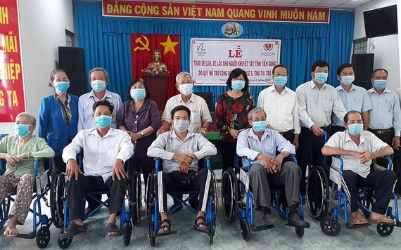 慈善團向家境貧困的殘疾人士贈送手推及手搖輪椅。