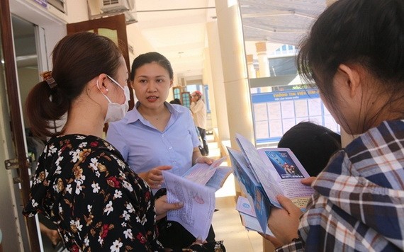 參加社保、醫保和失業保險的人數因受新冠肺炎疫情的影響而減少。