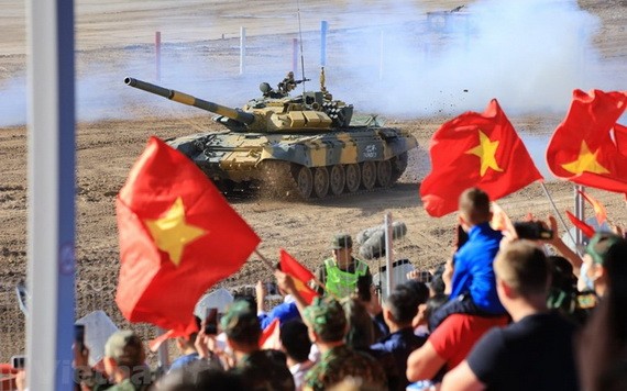 越南坦克車組成員盡最大努力完成比賽項目。（圖源：越通社）