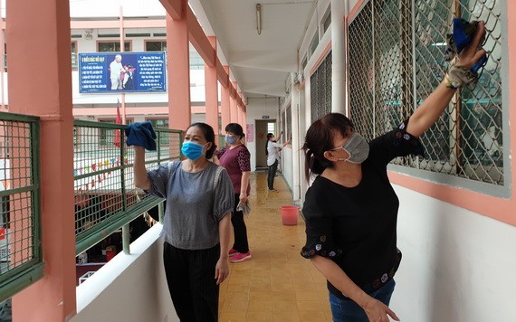 范文二學校的老師和員工在開學前打掃課室。