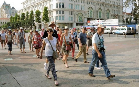 圖為西方遊客遊逛本市街頭。（示意圖源：互聯網）