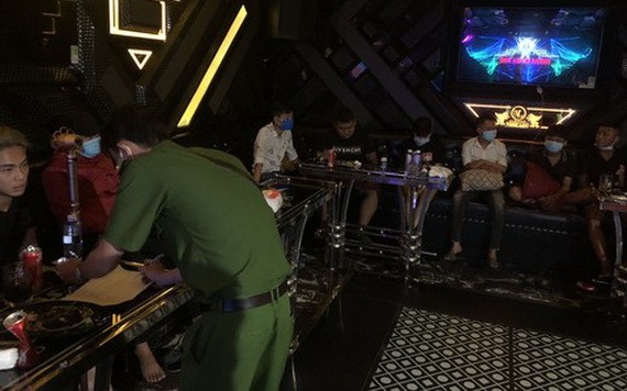 職能力量對“永祿”錄音室進行突擊檢查時現場。（圖源：清明）