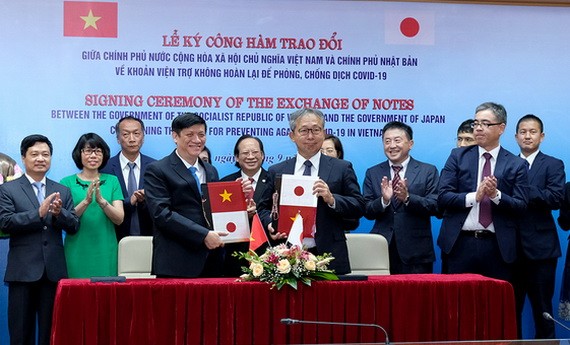 衛生部代部長阮清隆與山田多喜男大使簽署防疫贊助公函。（圖源：衛生部）