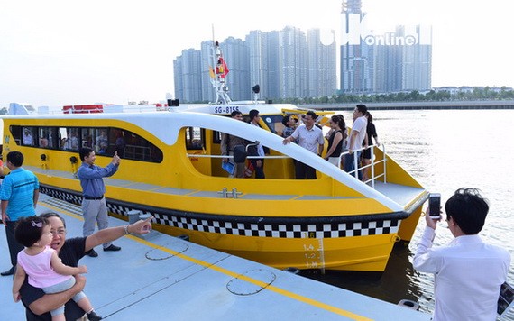 本市水上巴士為民眾服務。
