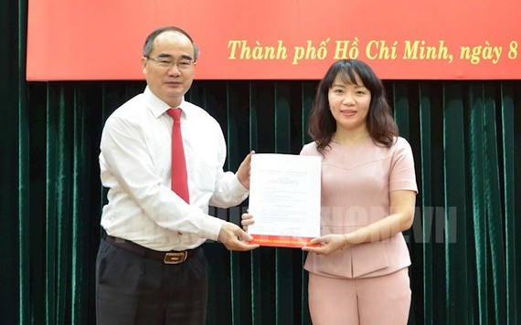 市財政廳廳長范氏紅霞（右）從市委書記阮善仁手中接過人事委任《決定》。（圖源：市黨部新聞網）