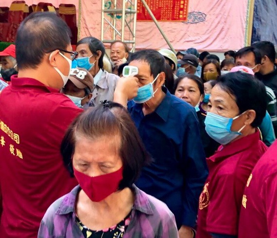 前來參加法會者均獲該會館工作人員測量體溫。