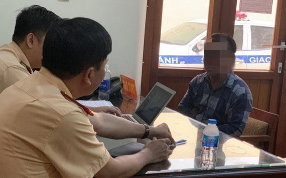 揮刀砍破客車後視鏡的集裝箱牽引車司機蔡平雲昨(8)日前往公安派出所自首。（圖源：裴思）