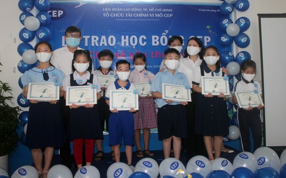 CEP助學金頒發典禮上的貧困成員子弟。