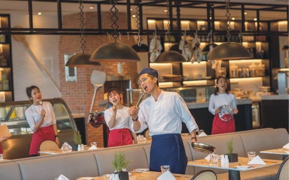 餐廳服務員與廚師手持各類廚具代替麥克風在餐廳引吭高歌。（圖源：耀基）