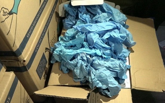 本市市場管理局查獲大量的劣質醫用手套。（圖源：越通社）