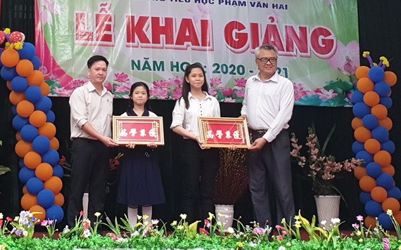 啟秀華文中心董事會向兩名學生頒發“品學兼優”金牌。