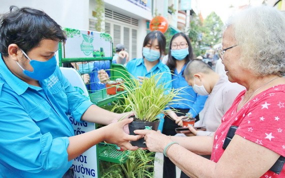 第三郡青聯會會員向民眾贈送盆栽。（圖源：越通社）