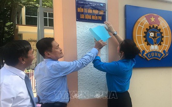 新平郡免費流動法律諮詢點正式投入活動。（圖源：越通社）