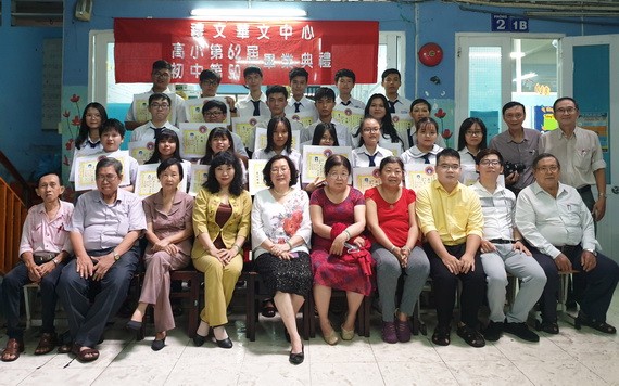 應屆畢業生與校長、老師合照。