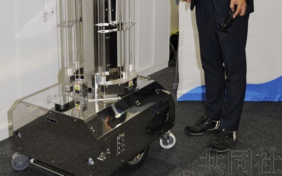 機器人射出紫外線的燈為可動式，下半部分安裝有車輪。（圖源：共同社）