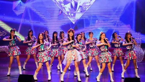 按照日本流行音樂模式培訓的女子偶像歌唱組合。