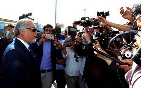 9月11日，阿富汗民族和解高級委員會主席阿卜杜拉·阿卜杜拉在喀布爾國際機場接受記者採訪。（圖源：AFP）