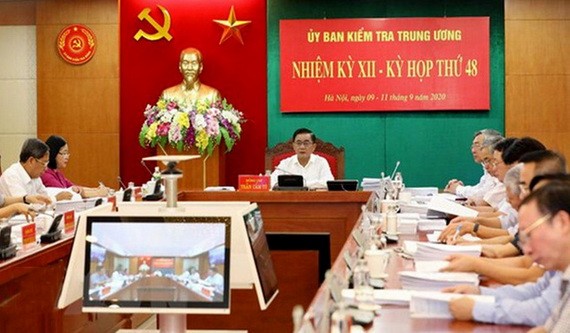 黨中央書記、中央檢查委員會主任陳錦秀（中）主持會議。（圖源：越通社）