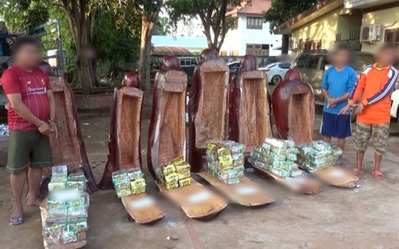 本月8日晚上7時許，在“吊橋”國際口岸區域，邊防部隊與河靖省海關配合，成功偵破一宗近100公斤綜合毒品獲匿藏在5尊木質雕像裡。（圖源：TTO）