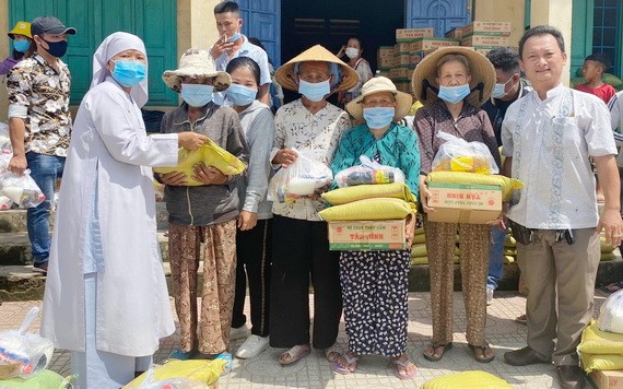 鄒國榮(右一)向貧困者派發禮物。