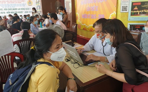 第五郡職工報名參加捐血。