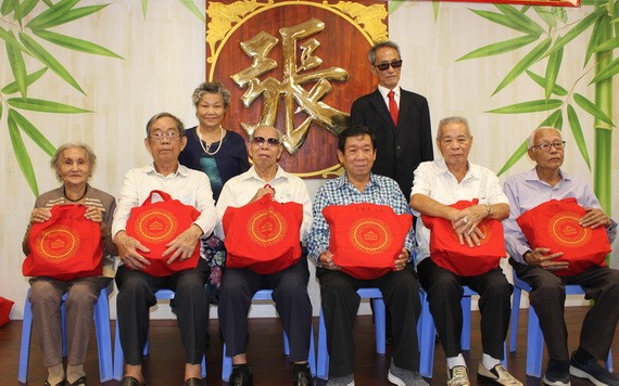 萬盛發集團張氏家族代表向宗長們贈送中秋節禮物。