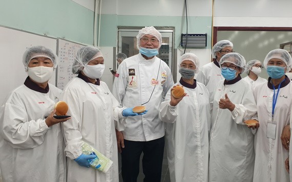 高肇力先生介紹月餅生產過程。