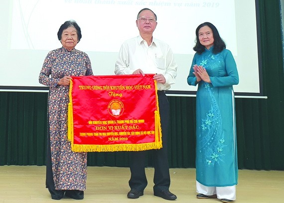 第五郡勵學會獲得越南勵學會頒贈的出色錦旗。