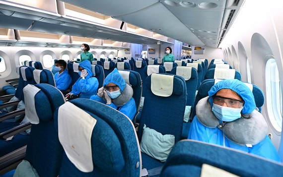 乘客在飛機上保持座位距離。（圖源：VNN）