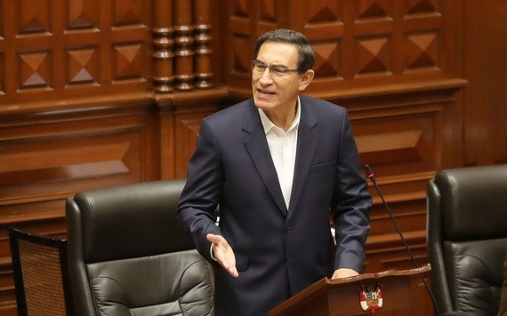 9月18日，在秘魯利馬，總統比斯卡拉在國會辯論前向全體議員發表陳述。（圖源：路透社）