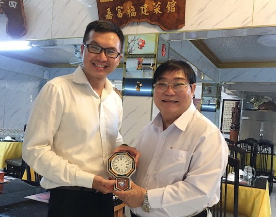 福建二府會館理事長彭偉強（右）向陳列室捐贈百年古瓷鐘。