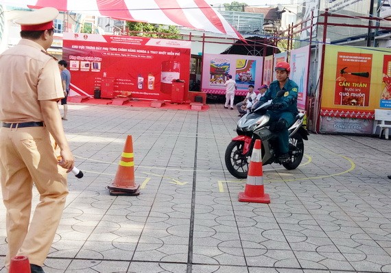 青年參與“安全駕車-保全性命”環節。