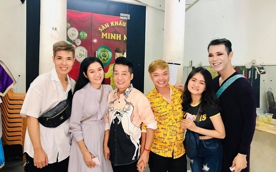 藝人小明和“與戲劇思考”劇團的演員。