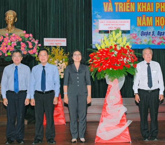 第五郡領導向郡教育科贈送鮮花祝賀。