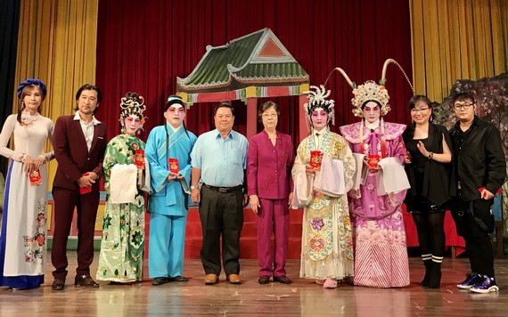 劉金華主席與丁文森會長勉勵各藝人與 歌手努力演出。