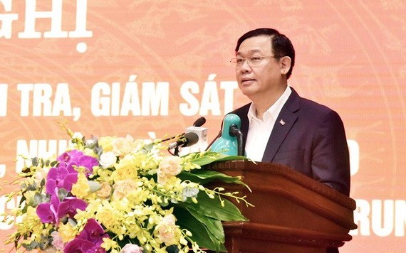 河內市委書記王廷惠主持會議並發表講話。（圖源：仲富）