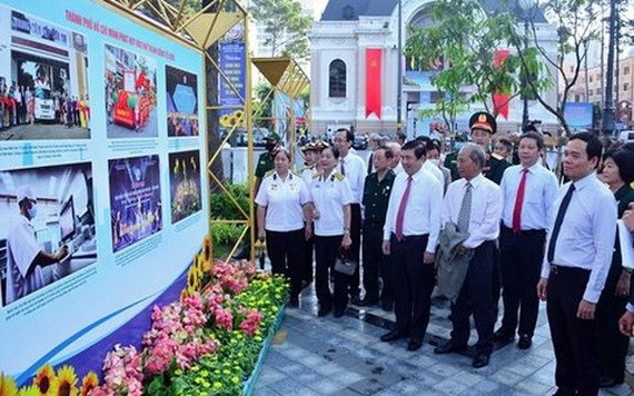 市領導與嘉賓一同觀賞南部抗戰 75 週年圖片展。