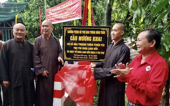 慈善團各位代表參加芒開橋落成通車儀式。