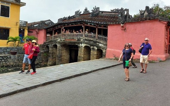 今(24)日上午起，會安古埠將重新開放迎接遊客參觀，入門票調降半價。圖為會安廊橋一瞥。（圖源：互聯網）