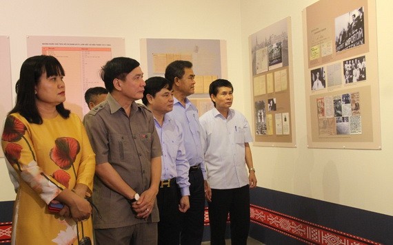 “胡志明-身世與事業”圖片展吸引了各界觀眾前來觀賞。（圖源：達樂報）