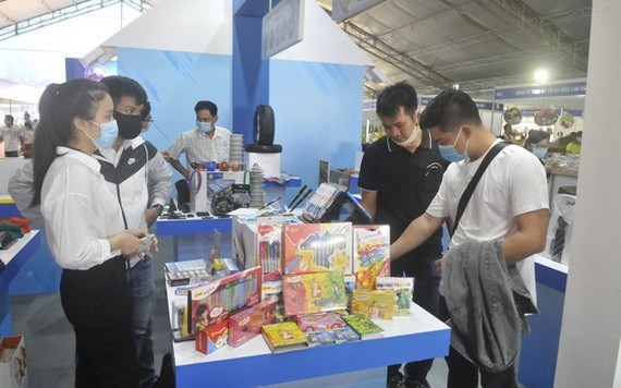 消費者在展會上選購國貨。（圖源：高升）