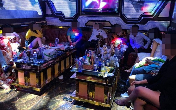 職能力量對Victoria卡拉OK廳進行突擊檢查時現場。（圖源：警方提供）